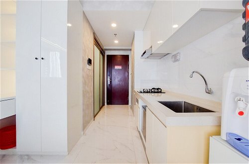 Foto 6 - Simply And Restful Studio Apartment At Sky House Bsd