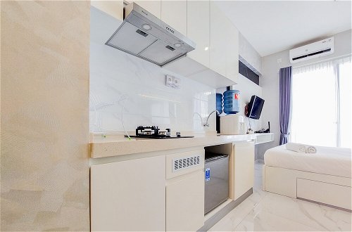 Photo 8 - Simply And Restful Studio Apartment At Sky House Bsd