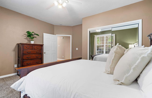 The Greenview Manor - Lake Views - Photo 6