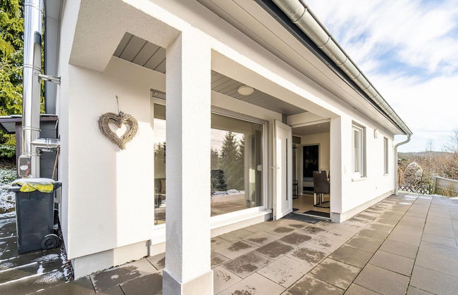 Refurbished Holiday Home in Suhl With Spacious Terrace - Photo 1