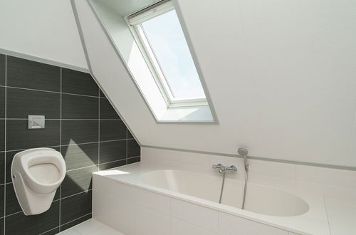 Photo 22 - Beautiful Holiday Home in Schagerbrug With Bubble Bath