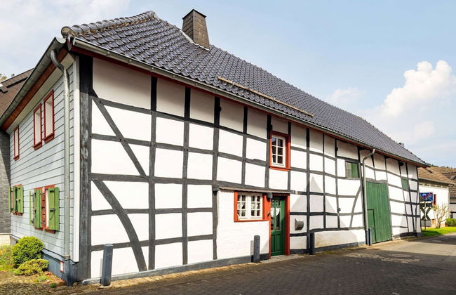 Romantic Holiday Home in Schleiden on the Village Square - Foto 1