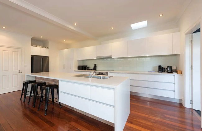 Renovated 3 Bedroom Family Home in Richmond With Parking - Foto 7