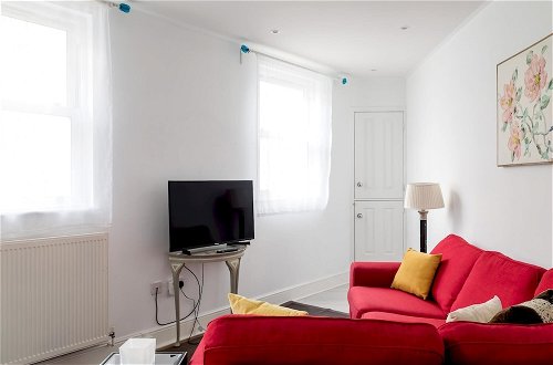 Photo 15 - Fulham Amazing 2-bedroom House by Central London