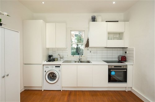 Photo 5 - Charming 2-bed Apartment in London
