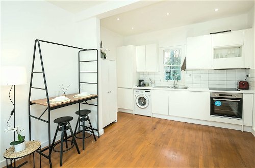 Photo 4 - Charming 2-bed Apartment in London