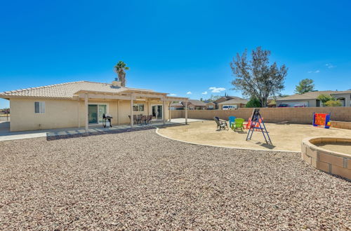 Foto 25 - Yucca Valley Home w/ Fire Pit, Grill & Yard Games