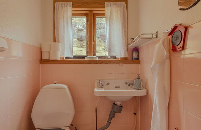 Charming 3 Bedroom House In A Peaceful Village - Photo 13