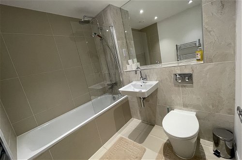 Photo 11 - Remarkable 2-bed Apartment in London