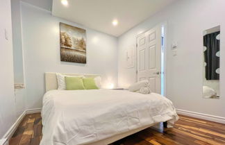 Photo 2 - Stylish Townhome Dt Mtl Num01