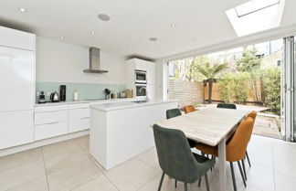 Photo 1 - Large Family Home With Garden Near Clapham Common by Underthedoormat