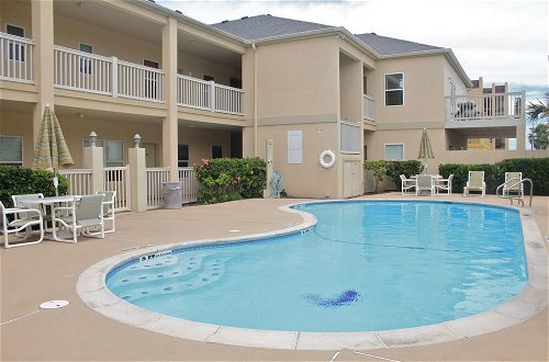 Foto 19 - Large 3-bed Condo w Tropical Pool, Close to Beach