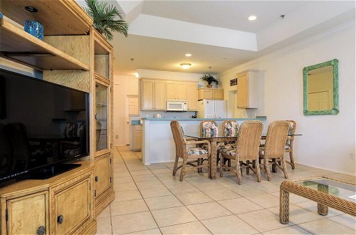 Photo 10 - Large 3-bed Condo w Tropical Pool, Close to Beach