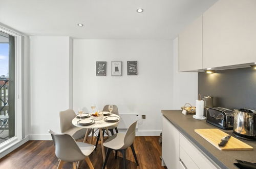 Photo 10 - Inviting 2-bed Apartment in Manchester