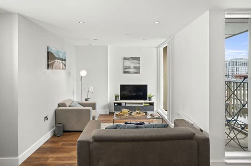 Photo 11 - Inviting 2-bed Apartment in Manchester