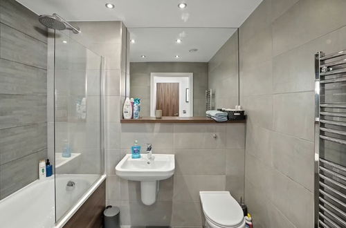 Photo 15 - Inviting 2-bed Apartment in Manchester