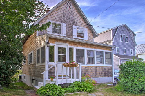 Foto 14 - Charming Pine Point Cottage - 2 Blocks to Ocean