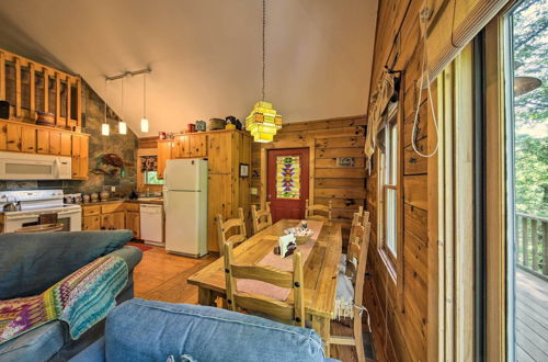 Foto 10 - Lush Marble Cabin Rental w/ Deck, Fire Pit & Grill