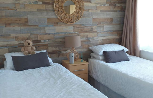 2 Bed Chalet Sleeps 4- Parking, Garden, Near Beach - Foto 7