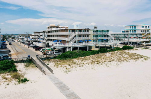 Foto 15 - Charming Oceanfront Condo, Walk to Wildwood Beach