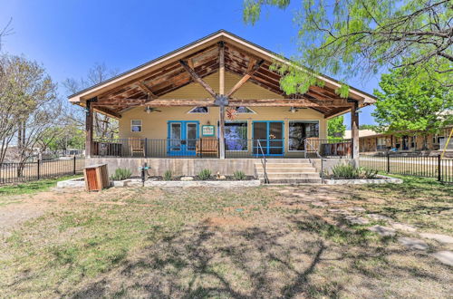 Foto 24 - Charming Burnet Cottage w/ Lake View + Porch