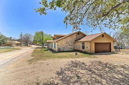 Foto 22 - Charming Burnet Cottage w/ Lake View + Porch