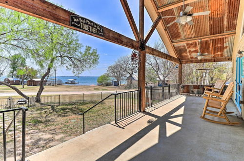 Foto 18 - Charming Burnet Cottage w/ Lake View + Porch