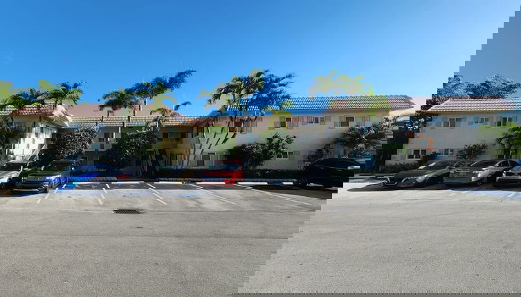 Photo 1 - Coco Palms Apartments By Lowkl