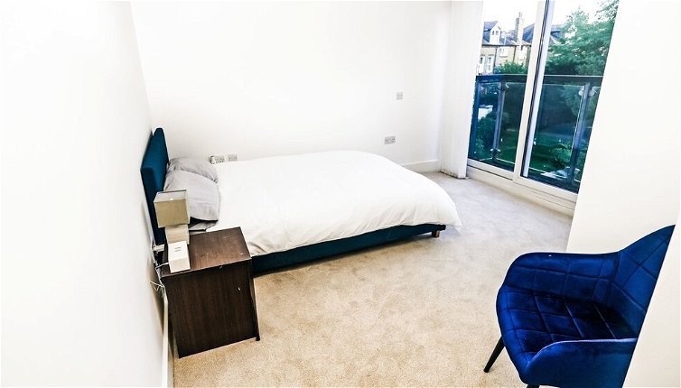 Photo 1 - Modern Spacious 2-bed Apartment in London