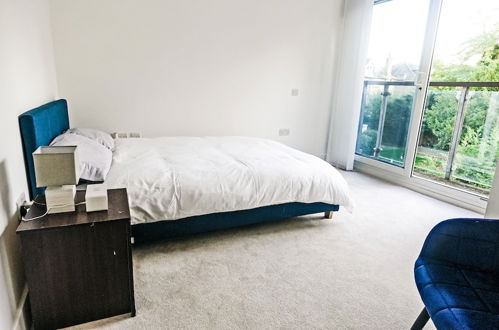 Photo 2 - Modern Spacious 2-bed Apartment in London