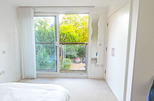 Photo 5 - Modern Spacious 2-bed Apartment in London