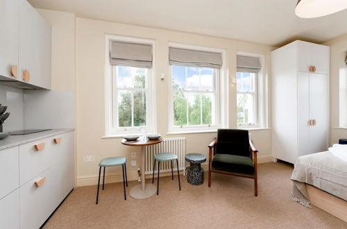 Photo 10 - Large Studio With Garden Views in Leafy NW London