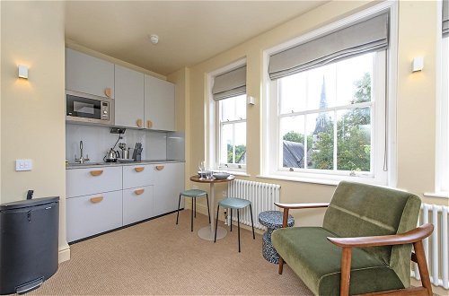 Photo 9 - Large Studio With Garden Views in Leafy NW London