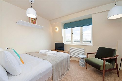 Photo 8 - Large Studio With Garden Views in Leafy NW London