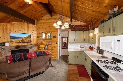 Photo 8 - Cozy Red Cabin