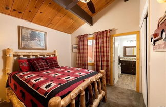 Photo 2 - Cozy Red Cabin