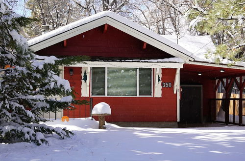 Photo 19 - Cozy Red Cabin