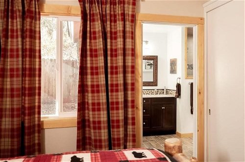 Photo 4 - Cozy Red Cabin