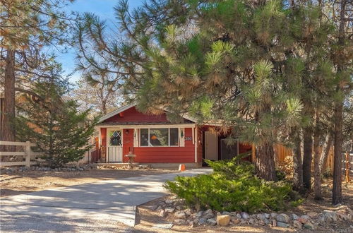 Photo 18 - Cozy Red Cabin