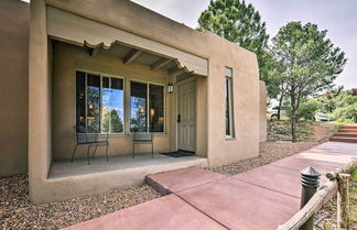 Foto 1 - Adobe-style Abode w/ Amenities - Walk to Plaza