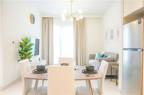 Photo 16 - Yogi - Elegant Apartment With Balcony Amidst Vibrant Area