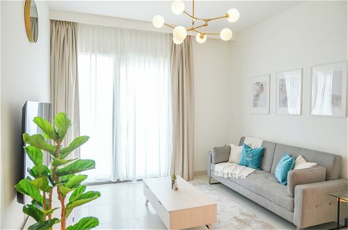 Foto 14 - Yogi - Elegant Apartment With Balcony Amidst Vibrant Area