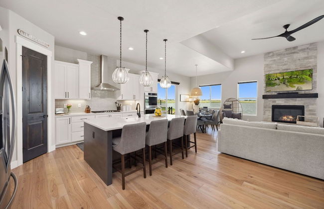 Upscale Waterfront Estate With Mountain Sunset Views - Foto 14