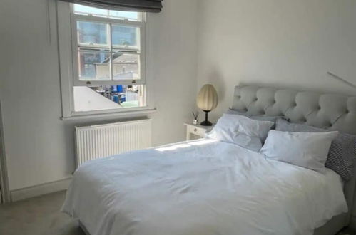 Photo 8 - Stylish & Bright 3BD Flat With Balcony - Fulham