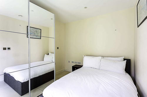 Photo 5 - Modern Shoreditch Apartment