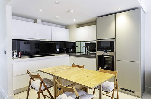 Photo 10 - Modern Shoreditch Apartment