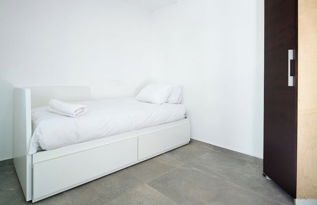 2 BR next to Old City with Patio by FeelHome - Photo 9