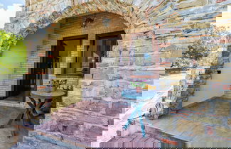 Foto 2 - Local Stone Cottage With Shared Pool