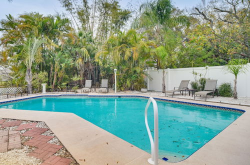 Photo 35 - Vibrant Largo Home: Heated Pool, Lake Views