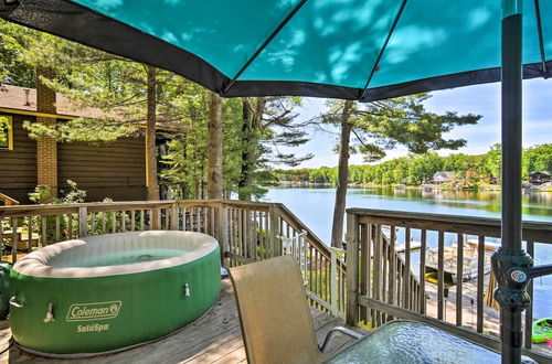 Foto 2 - Northern Michigan Lake House w/ Boat Dock + Kayaks